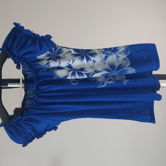 Tops - Blue top with floral designs